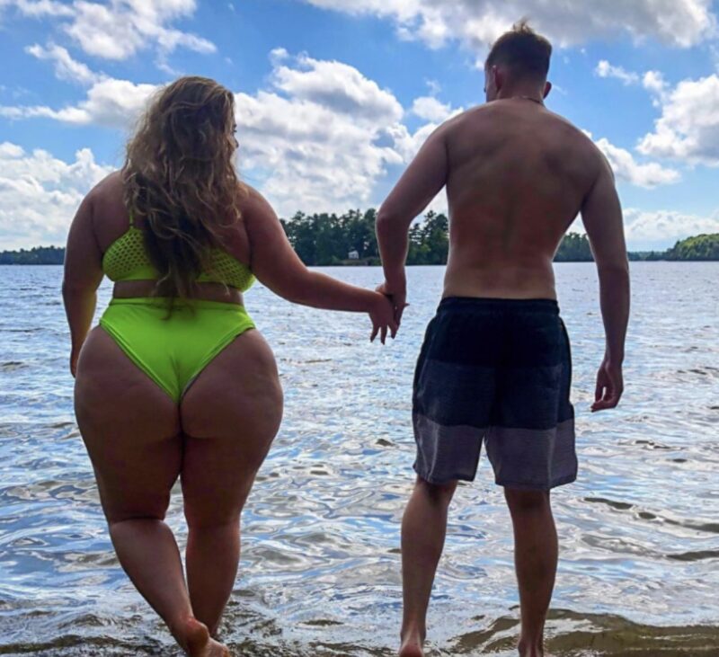 Léo et Camille échangeant un regard complice