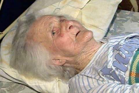 Mains d'une personne âgée et d'une personne plus jeune se tenant avec tendresse