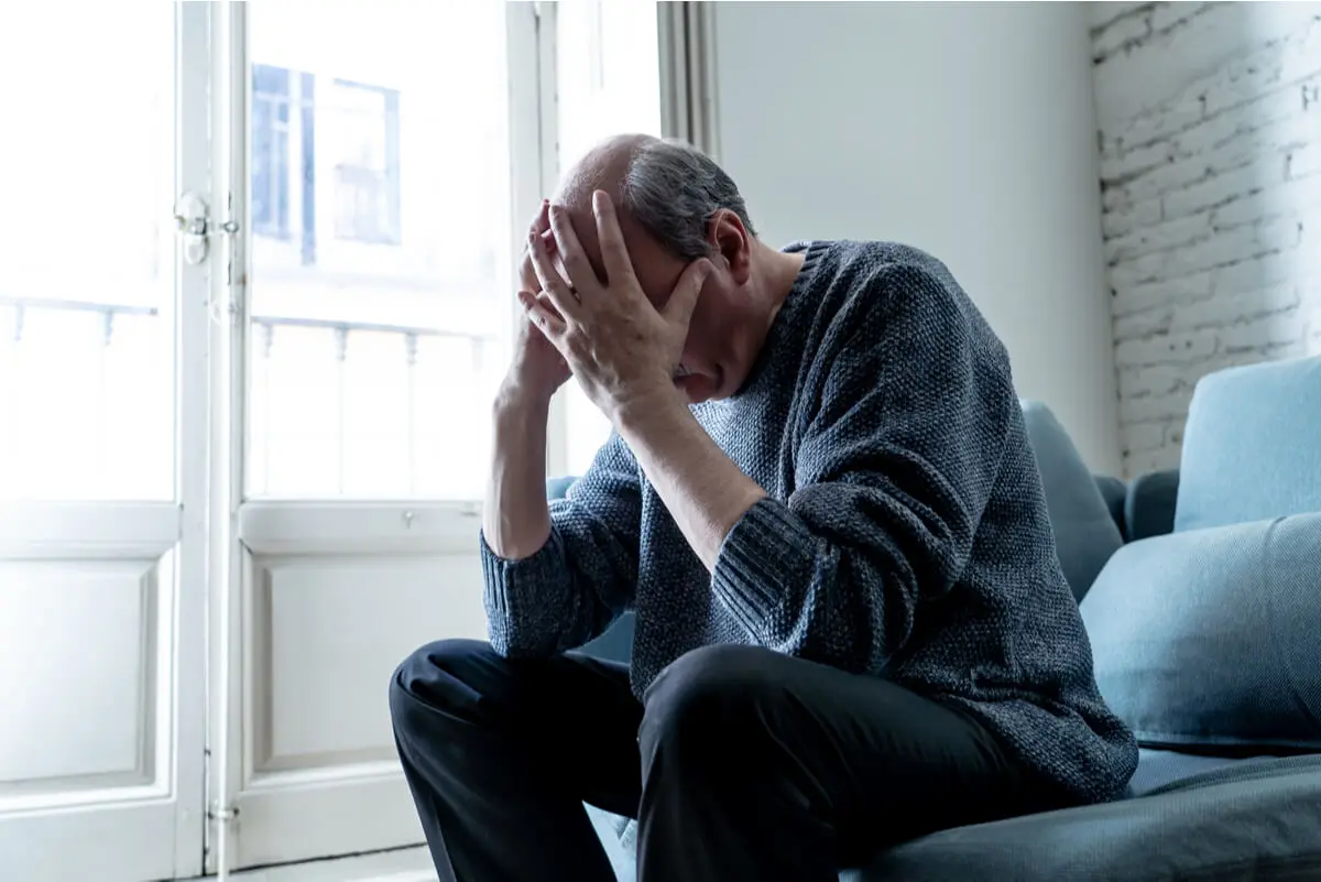 Photo d'une personne âgée semblant préoccupée