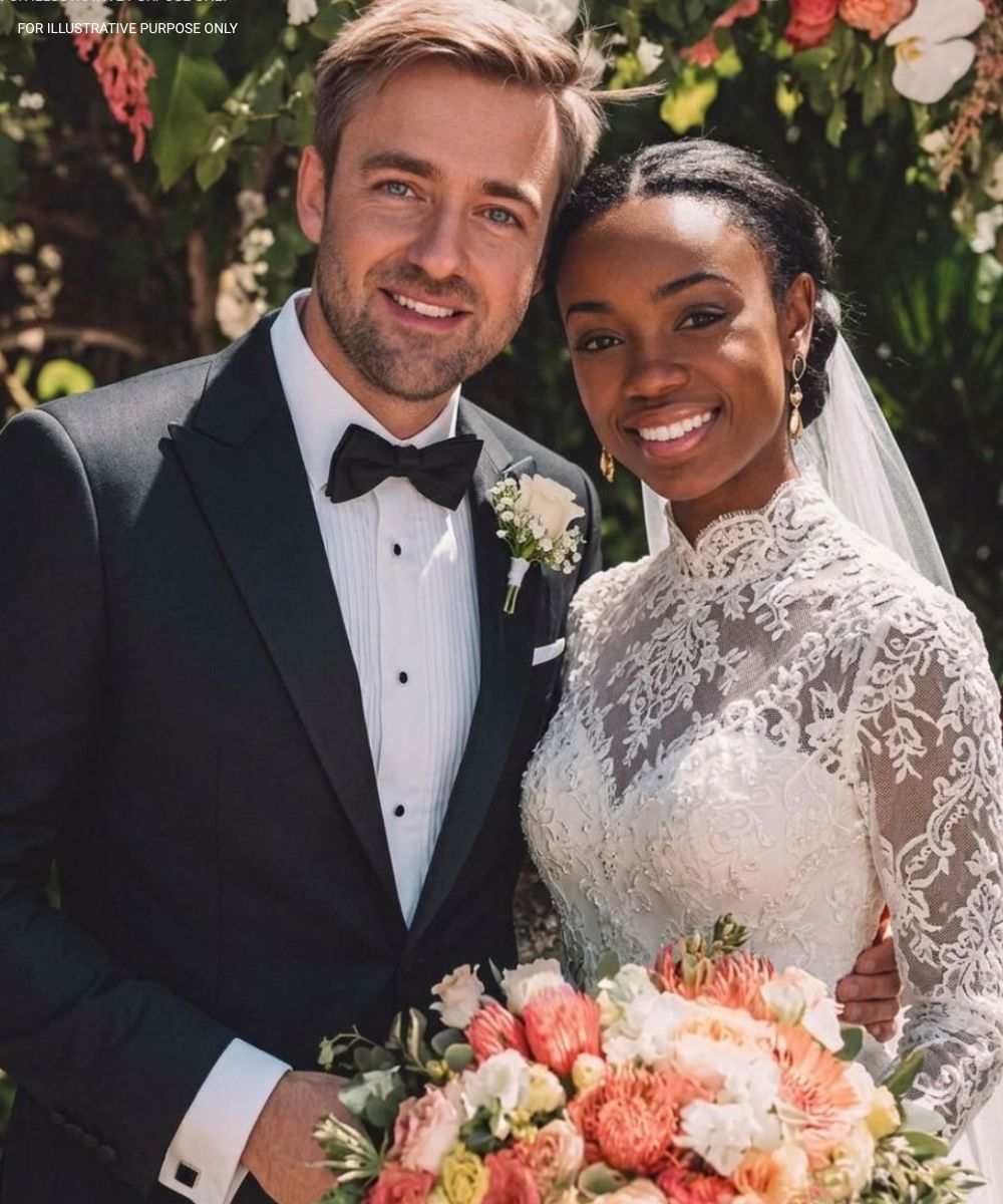Couple le jour de son mariage, regard intense et émotion partagée
