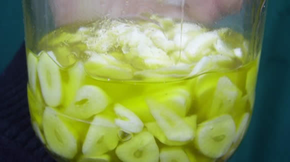 Préparation traditionnelle tibétaine à l'ail dans un bocal en verre