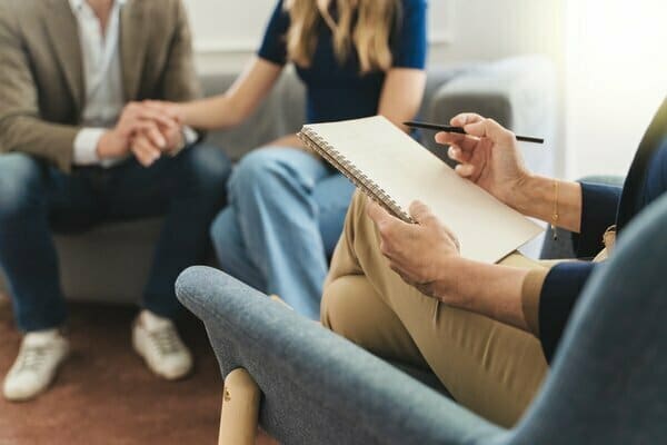 Quand une grand-mère intrusive a exigé un test de paternité, ce couple a volé en éclats