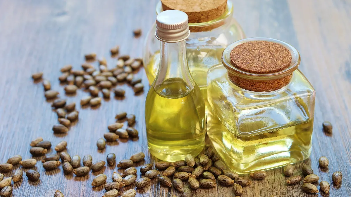 Femme se massant les mains avec de l'huile de ricin dans une ambiance calme