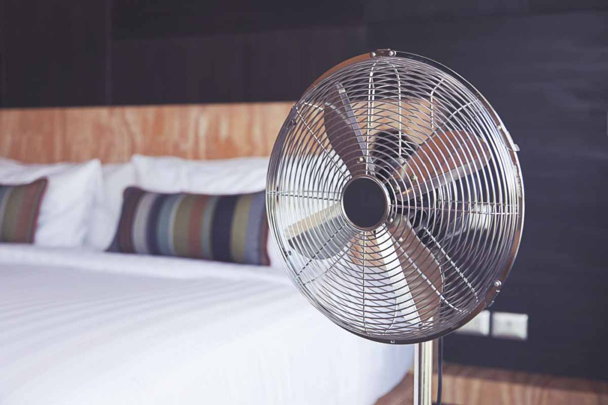 Ventilateur de plafond allumé dans une chambre