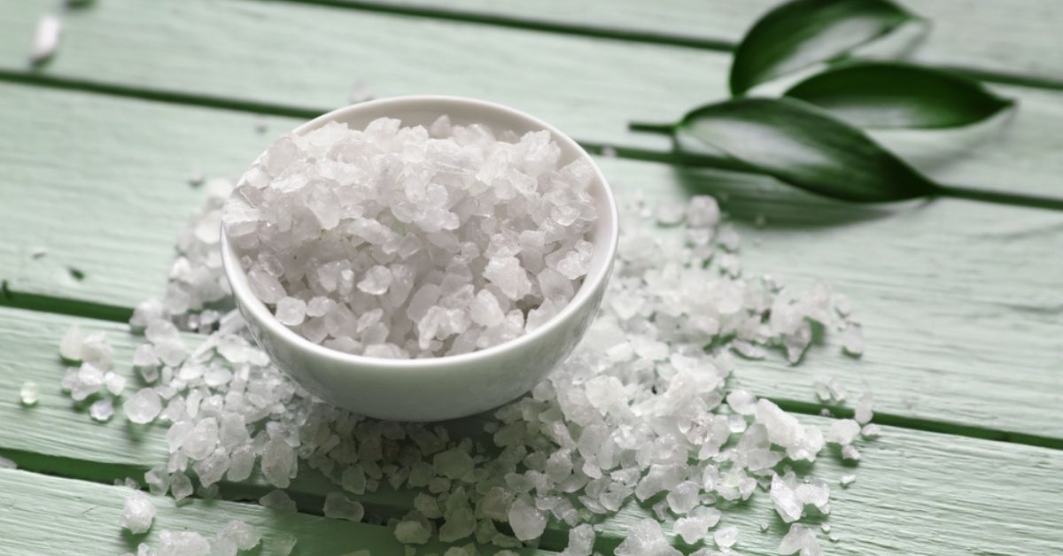 Gros sel dans un bol en céramique