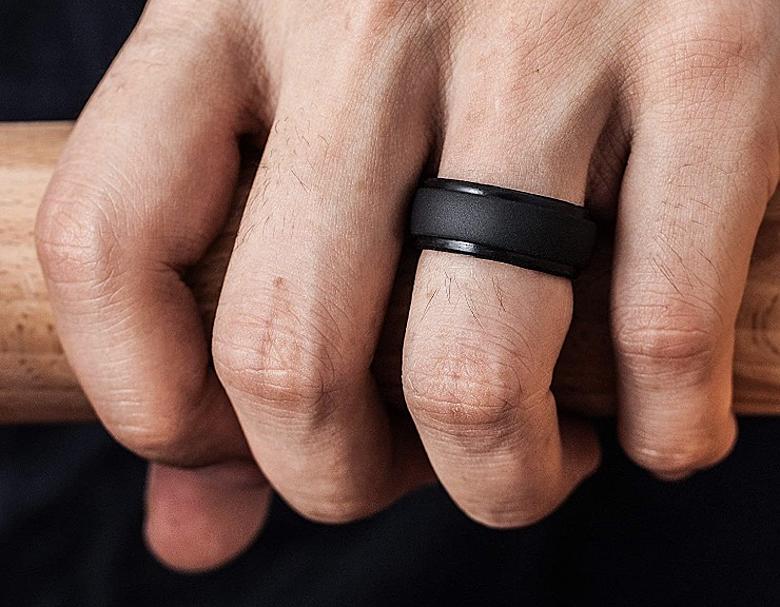 Main droite ornée d'une bague élégante