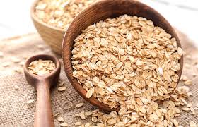 Flocons d'avoine dans un bol en bois