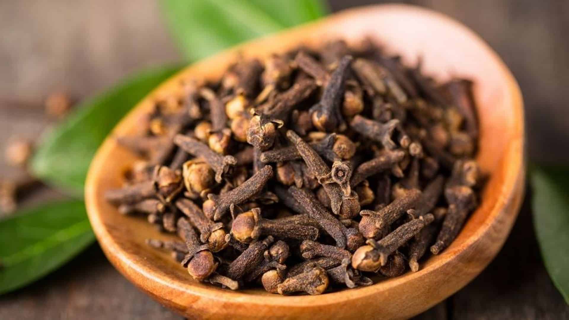 Femme souriante tenant sa tasse d'infusion