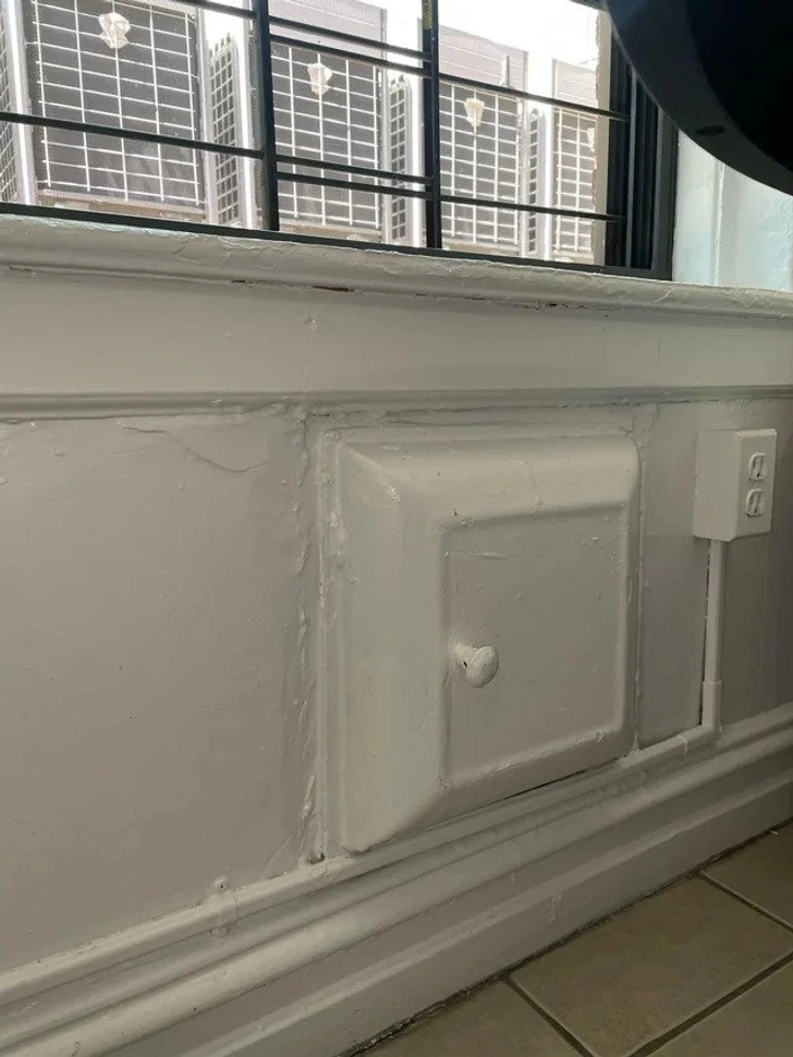 Petite porte en bois intégrée dans un mur de pierre ancien