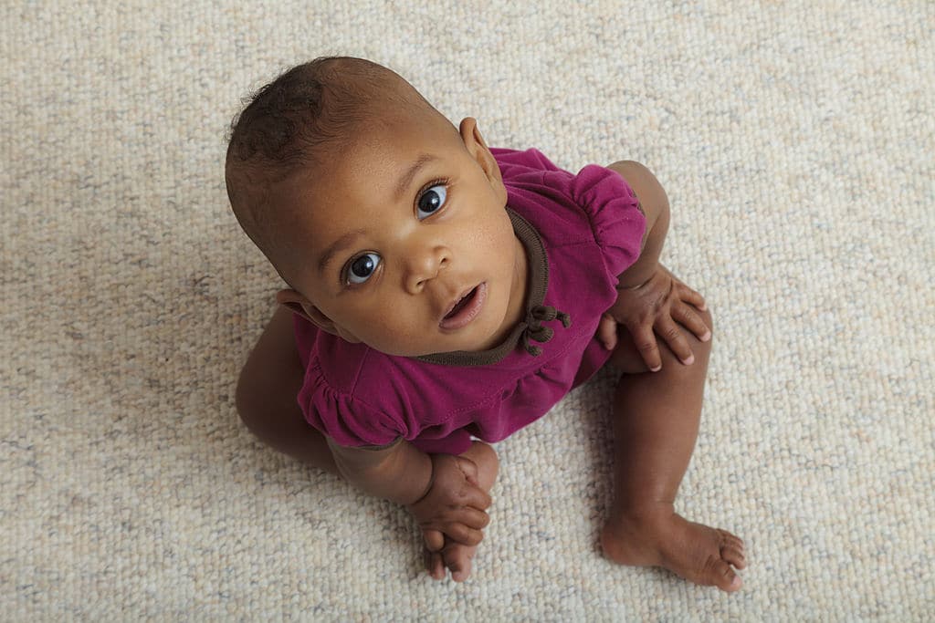Petite fille curieuse explorant son environnement