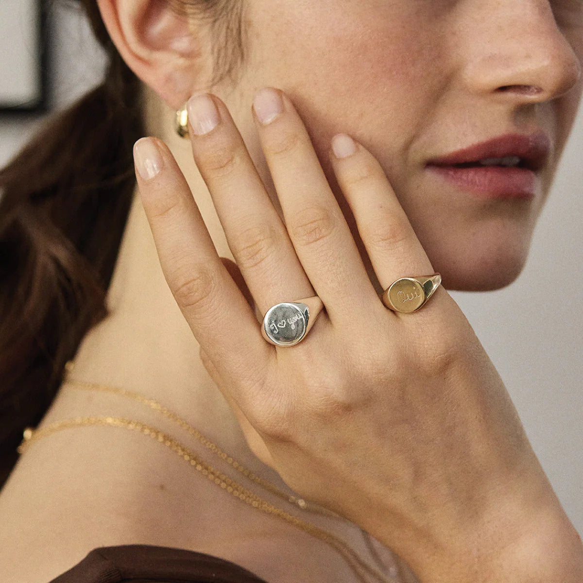 Bague chevalière moderne pour femme portée à l'auriculaire