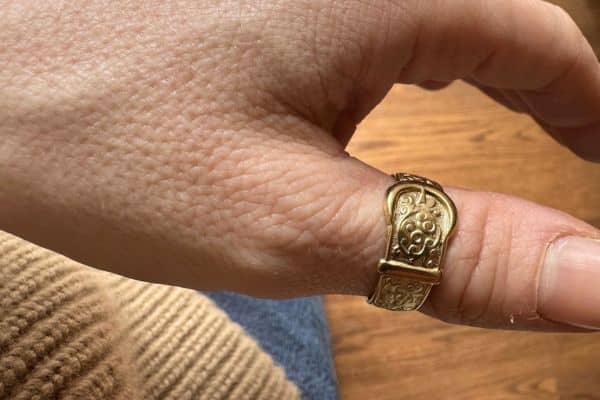 Bague au pouce : le message puissant que vous ne soupçonniez pas