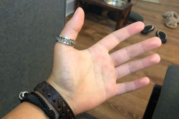 Bague au pouce : le message caché derrière cet accessoire trop souvent sous-estimé