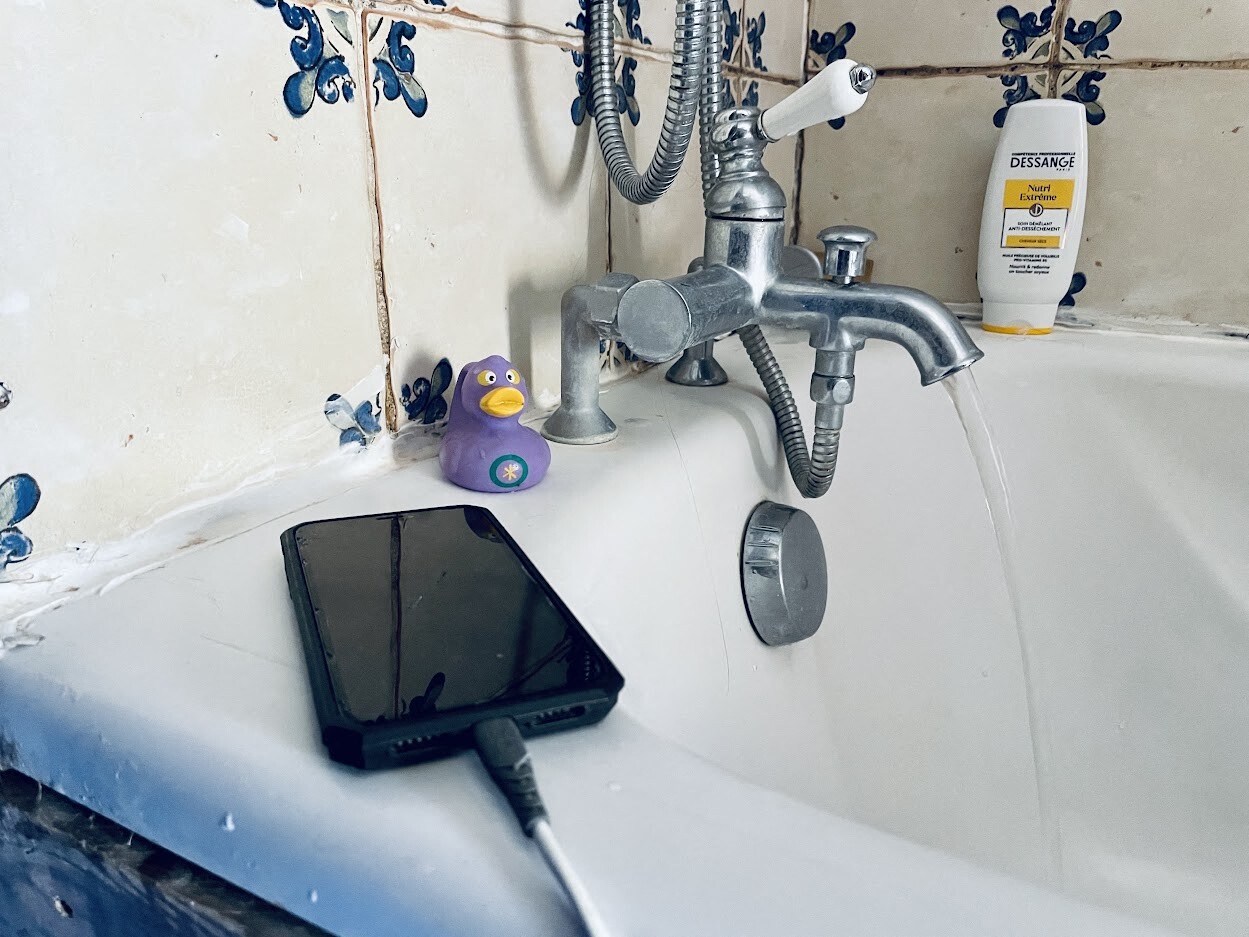 Smartphone à proximité d'une douche