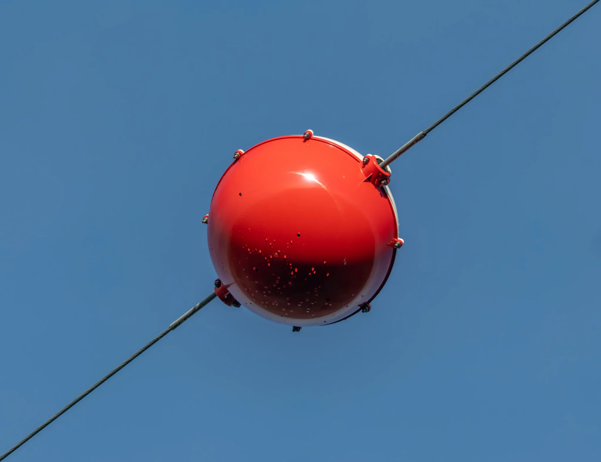 Vue rapprochée montrant la taille des boules de balisage sur câbles