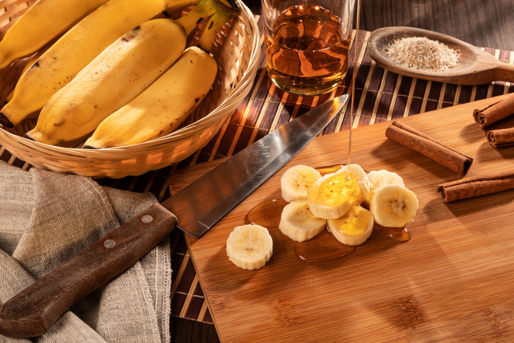 Bananes avec du miel et de la cannelle