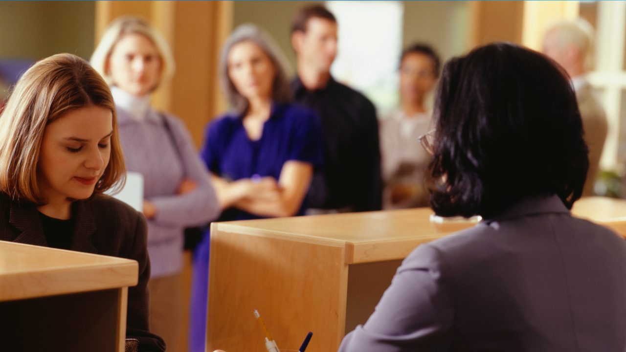 Une femme âgée sortant d'une agence bancaire