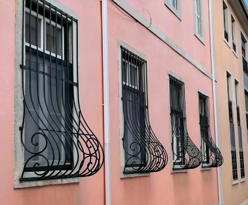 Détail d'une grille de fenêtre avec espace pour climatiseur