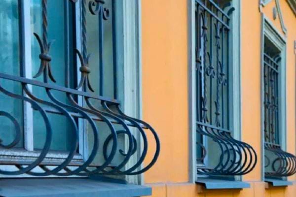 Vue rapprochée d'une grille de fenêtre en fer forgé de style ancien