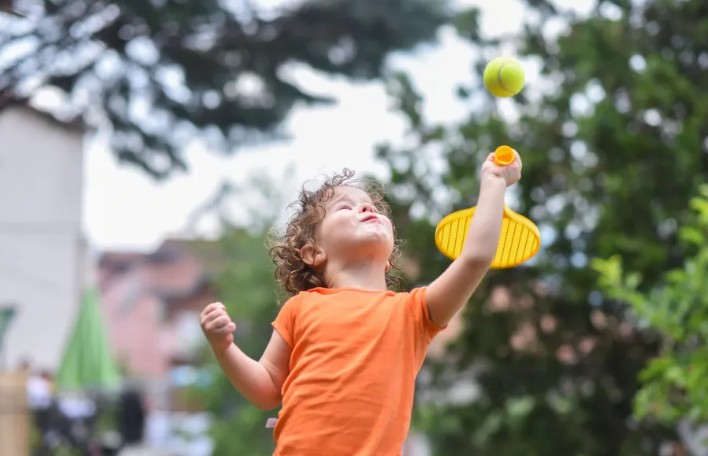 Mon fils fondait en larmes chaque fois que la nounou passait le prendre à la garderie — voici ce que j’ai découvert en les suivant