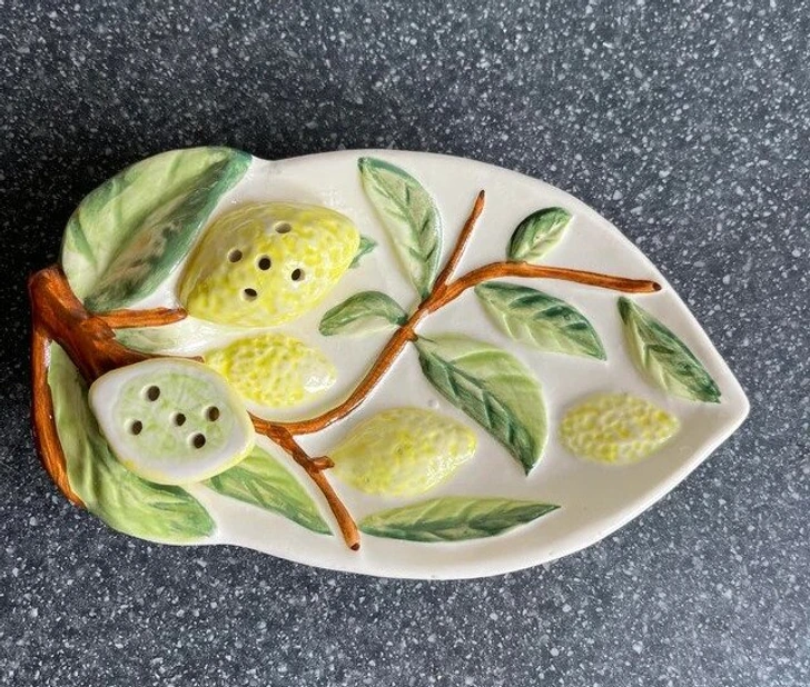 Assiette blanche creuse parsemée de nombreux petits trous