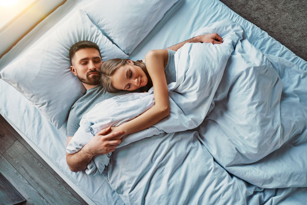 Jeune couple dormant enlacé