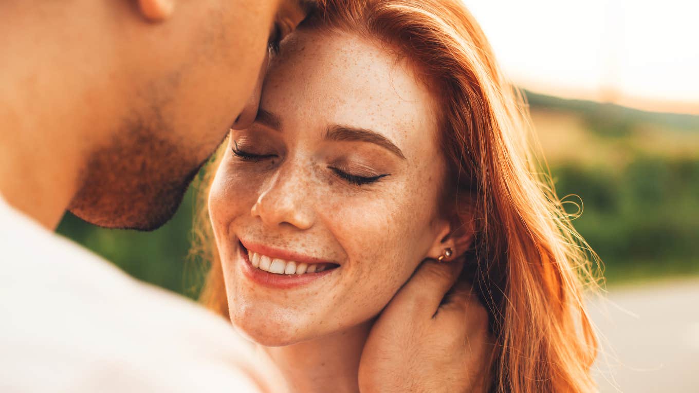 Couple partageant un moment complice et joyeux