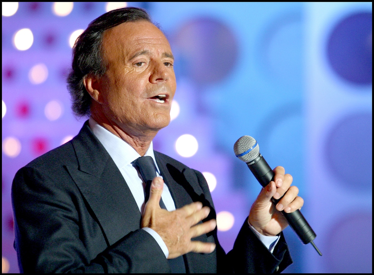 Julio Iglesias dans ses jeunes années, captivant son public