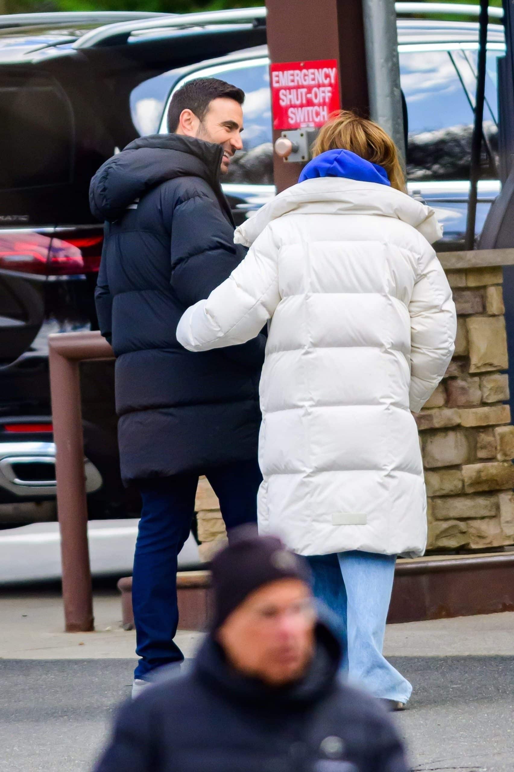Jennifer Lopez et Brett Goldstein : quand le tournage d’une comédie romantique sème le doute sur une possible idylle