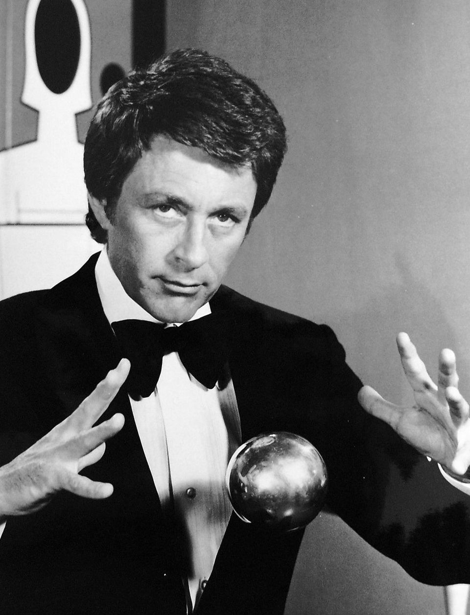 Bill Bixby dans un portrait studio sérieux et élégant