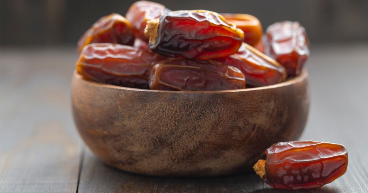 Dattes farcies avec des amandes et présentées dans un bol en céramique