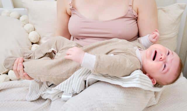 Mère allaitant son enfant avec tendresse