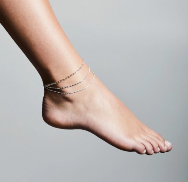Le bracelet de cheville : un accessoire chargé d’histoire, de symboles et de style