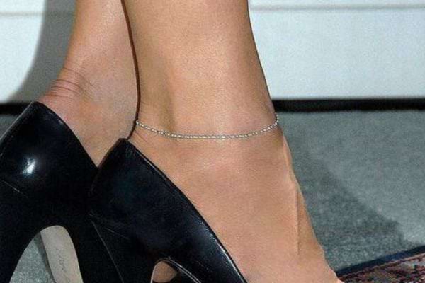 Bracelet de cheville fin sur des talons noirs