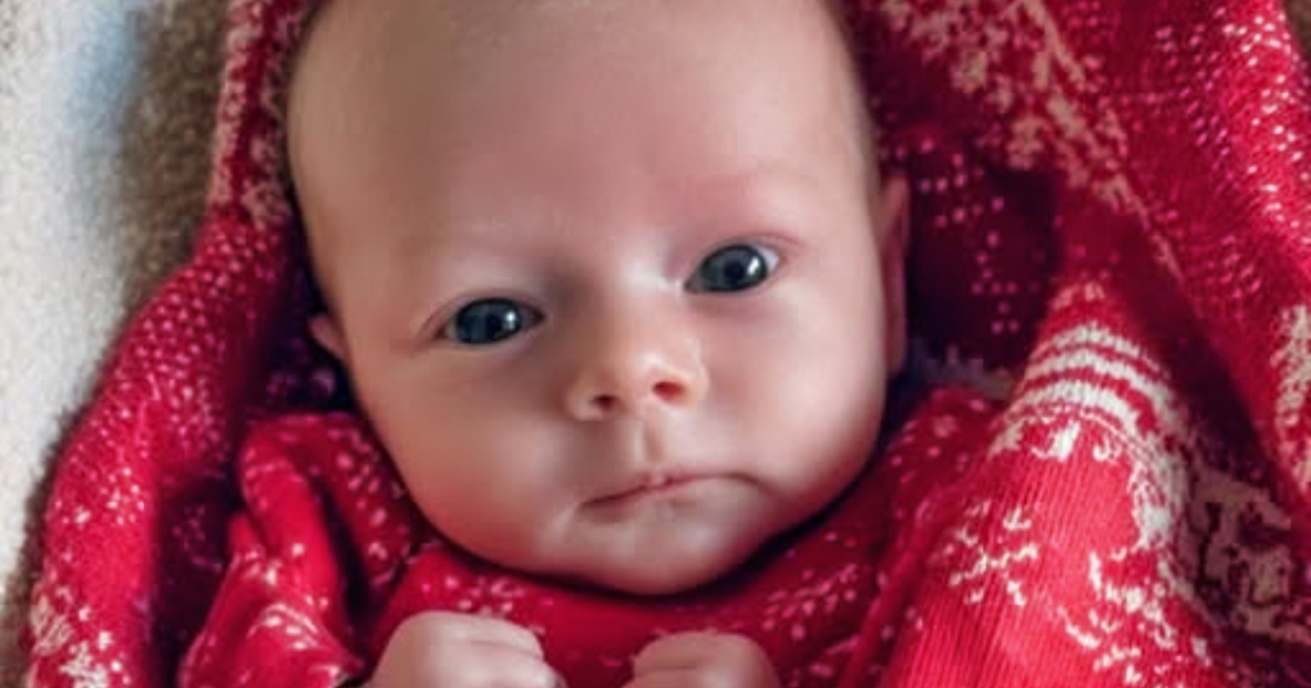 Nouveau-né emmailloté, moment de vérité après l'accouchement