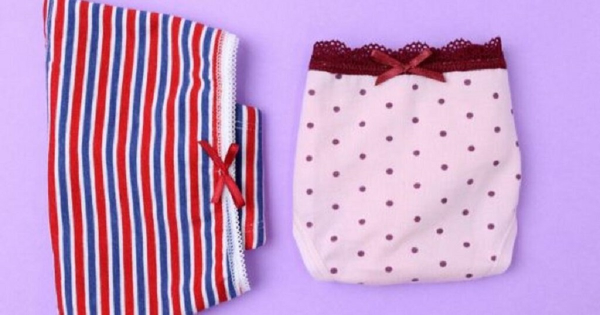 Nœud décoratif en satin sur de la dentelle