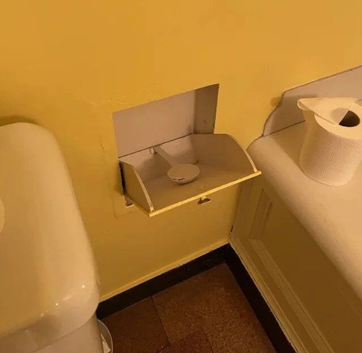 Support mural en métal avec un levier, conçu pour maintenir des feuilles