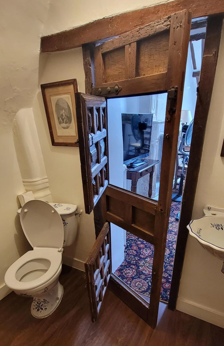 Porte en bois peinte en blanc, coupée horizontalement en son milieu