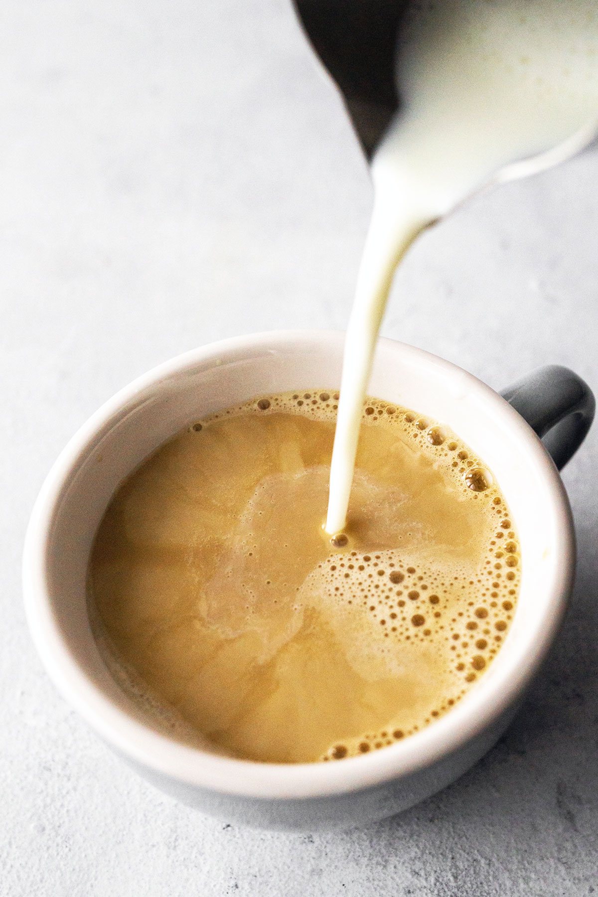 Réalisation d'un latte art dans une tasse