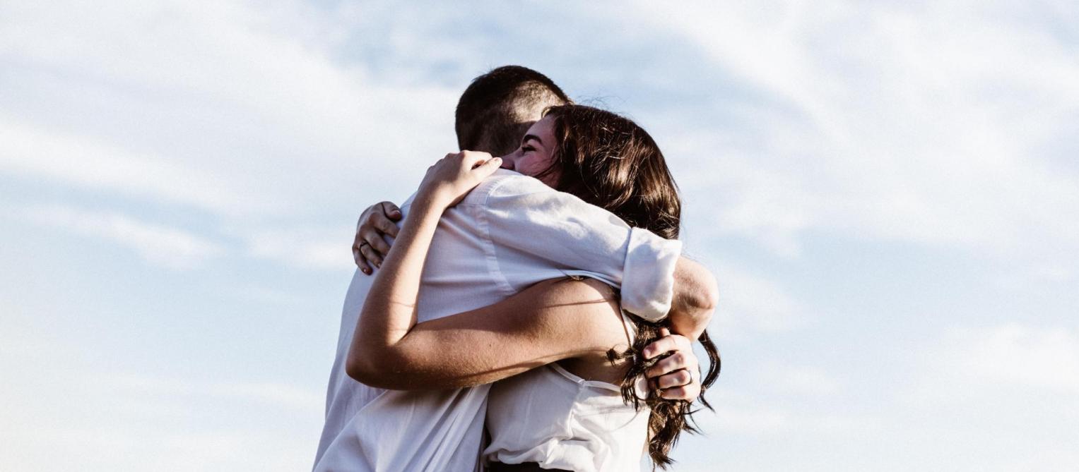 Différents types de câlins et d'étreintes entre personnes
