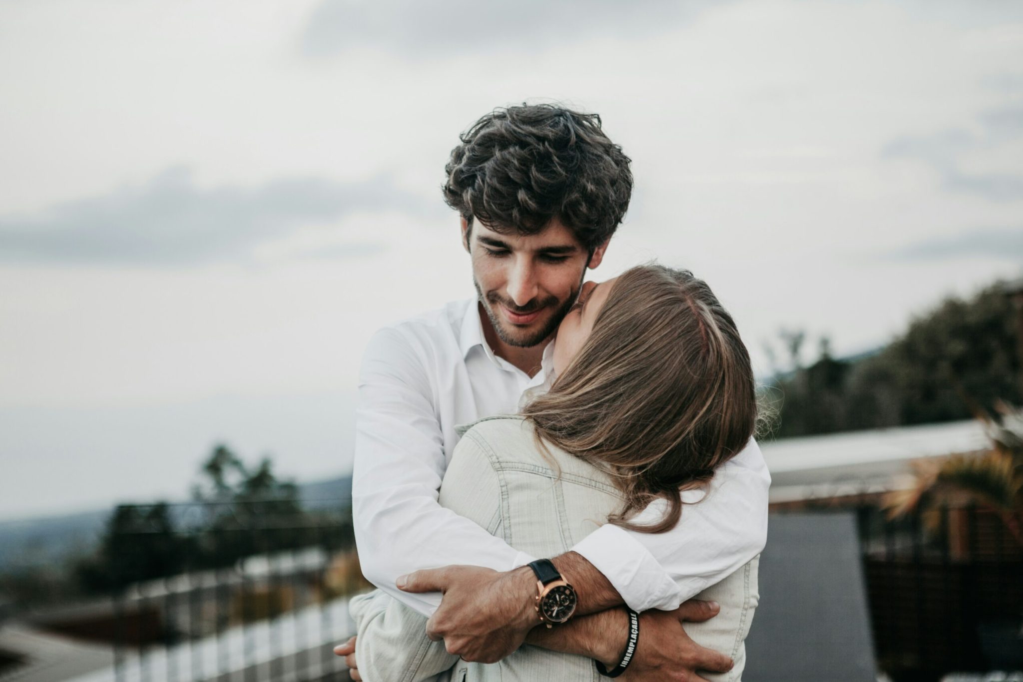 Couple complice après un moment d'intimité