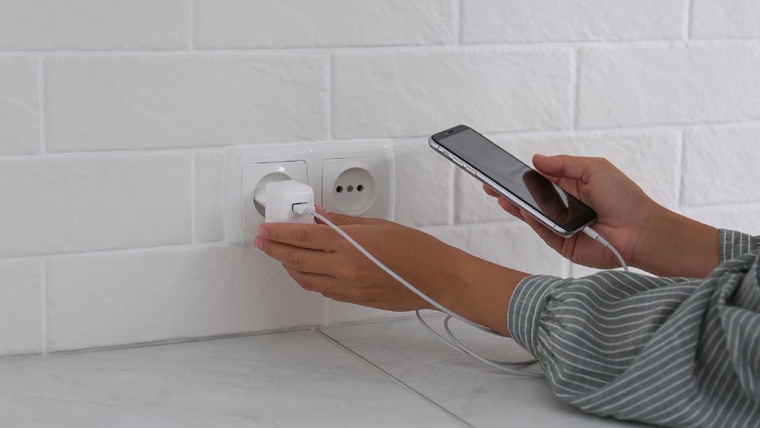 Chargeur branché à vide : ces trois dangers silencieux qui guettent votre maison