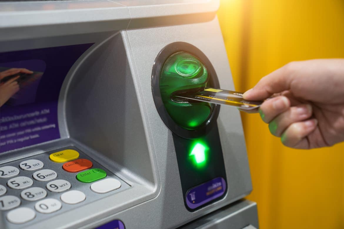 Distributeur bancaire : ce réflexe méconnu qui peut sauver vos comptes des fraudeurs