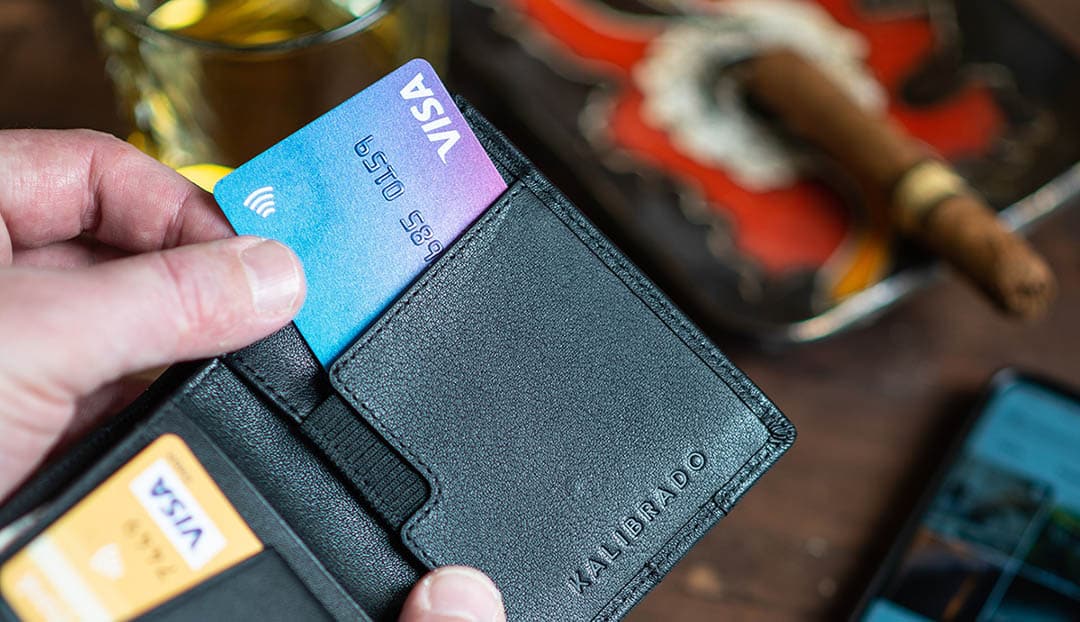 Distributeur automatique : ce geste tout simple à faire avant d’y glisser votre carte bancaire