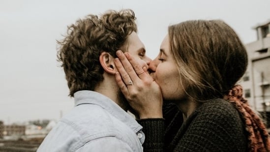 Baiser langoureux : les secrets scientifiques et émotionnels d’un geste qui nous transforme