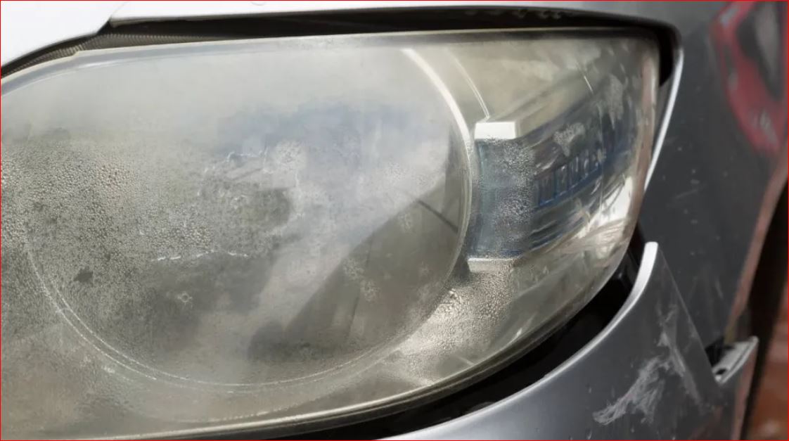 Illustration de phares de voiture ternis par l'oxydation
