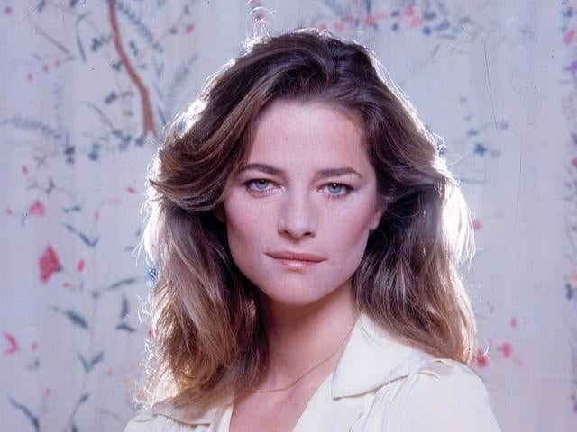 À 78 ans, Charlotte Rampling rayonne sans bistouri ni injections : le secret d'une beauté qui défie les années