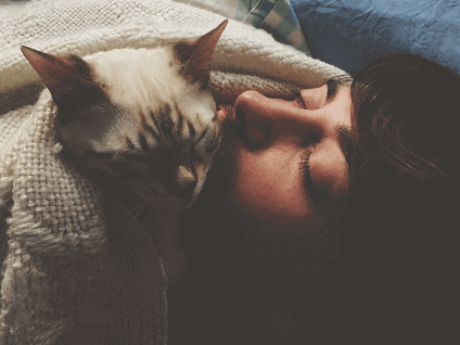 Chat endormi près du visage de son propriétaire