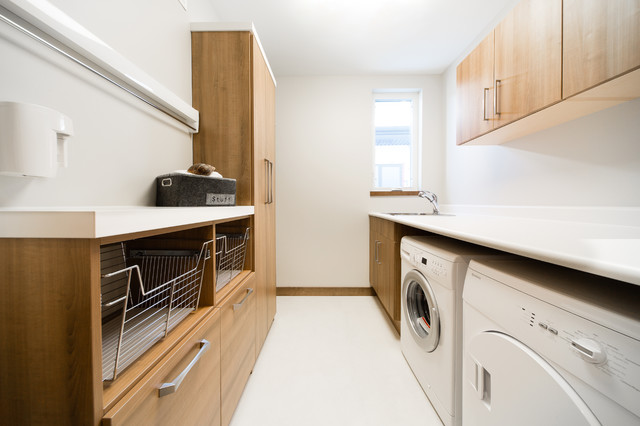 Buanderie spacieuse avec paniers de linge et étendoirs