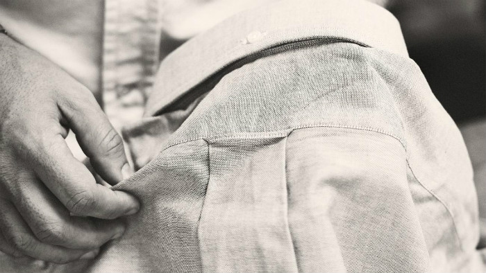 Détail d'une chemise en tissu Oxford montrant la petite boucle de tissu cousue dans le dos